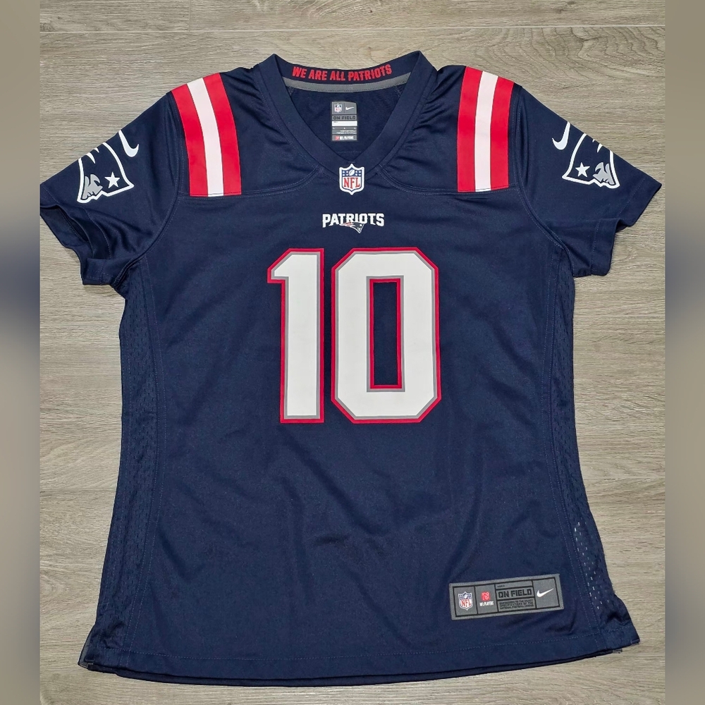 New England Patriots Womans Nike Jersey Sz Large # 10 Mac Jones NFL